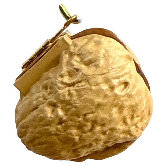 1991 Hallmark Nutshell Nativity Ornament Wise Men & Baby Jesus MIB Vintage - Picture 3 of 10